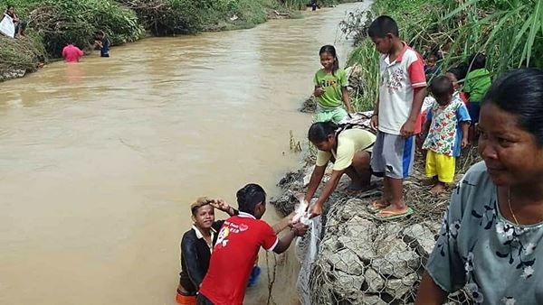 业者被允许要求居民协助捕捞冲到河里的鱼虾。