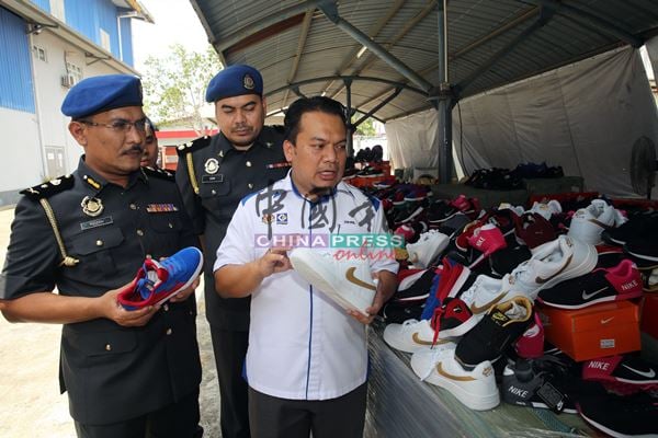 莫哈末兹克里阿占（右）指被销毁的1万260双国际名牌仿冒运动鞋，是贸消局加影分局在2017年检举及起获的案件。