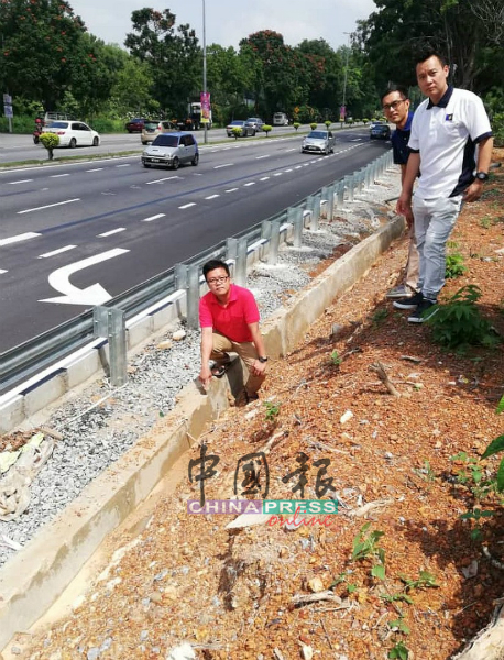 李春源（左起）、李翰霖、蔡求伟到晋巷峇汝花园前扩路工程了解情况。