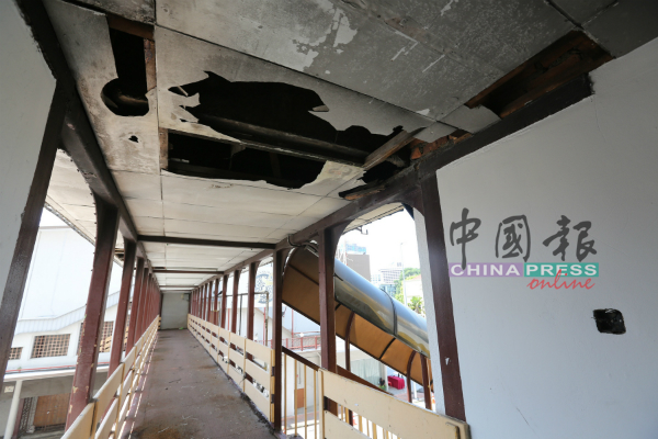 马六甲民族剧院旁的人行天桥天花板残旧破损，有关天桥靠近甲河，常有游客使用，让人留下不良印象。