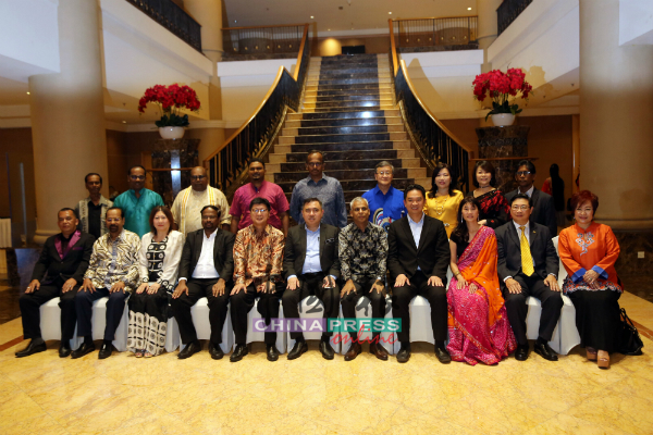 马来西亚厂商公会森州分会成员迎接陆兆福（前排右6）以及森州行政议员，前排右4起张聒翔、史提芬阿罗奇、苏添来（右7）、威拉班。