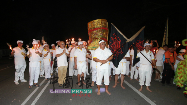 众多身穿白衣白裤的善男信女参与送神仪式，场面热烈。