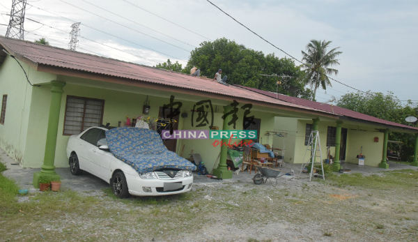 位于甘榜槟榔的其中4间住家，屋瓦及锌板遭狂风吹袭。