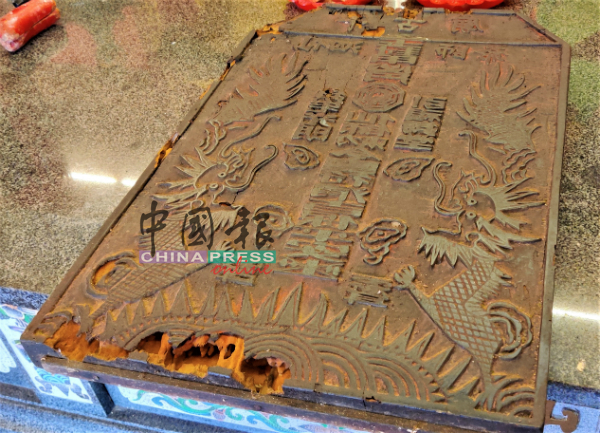 仙四师爷庙留有清朝时期留下的盖章，唯已遭受白蚁侵蚀。