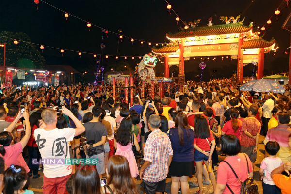 在元宵节庆典上，仙四师爷庙人山人海，非常热闹。