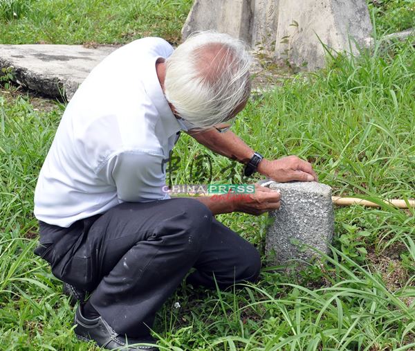 张金祥在发现甲必丹墓碑，同一天内也发现杨姓的抗日烈士的墓碑。