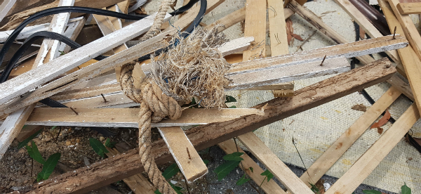 被丢弃的木材有许多铁钉，非常危险。