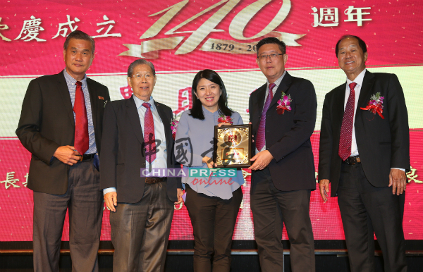 杨美盈（左3）接领纪念盾。左起杨声侨、杨伟文、杨焕源及杨天培。