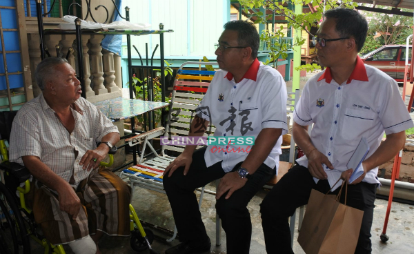 刘志良（右起）及阿德里向甘榜摩登一名残障村民了解生活近况。