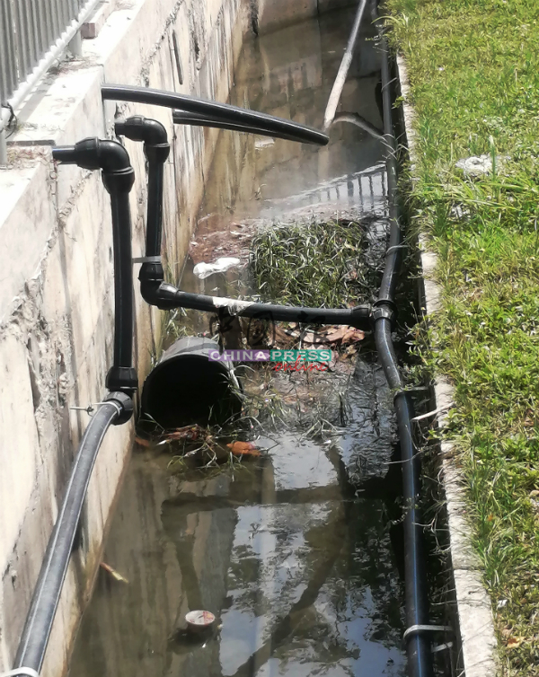 沟渠里被水管及垃圾阻塞，排水受阻。