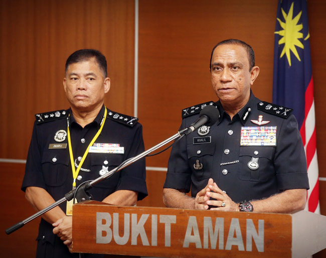 莫哈末卡里尔指警方在蓝魔行动中已逮捕190名涉毒警察。左为其副手祖基菲里副总监。