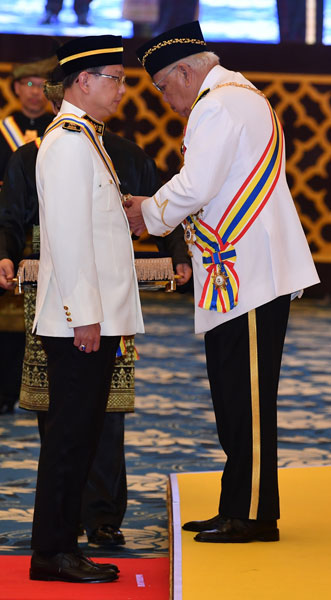 萧德坤（左）受封拿督（DPSM）勋衔。