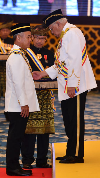 陈保成（左）受封拿督（DPSM）勋衔。