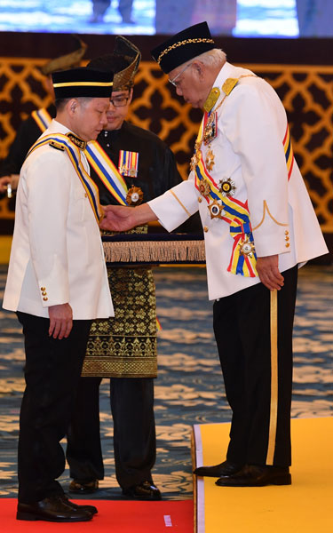 张忠华（左）受封拿督（DPSM）勋衔。