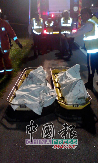 消拯员事后从车内移出两具尸体。
