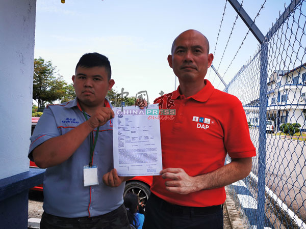 林立迎（右起）及谢永堂到笨珍警局报案，并向媒体展示报案书。