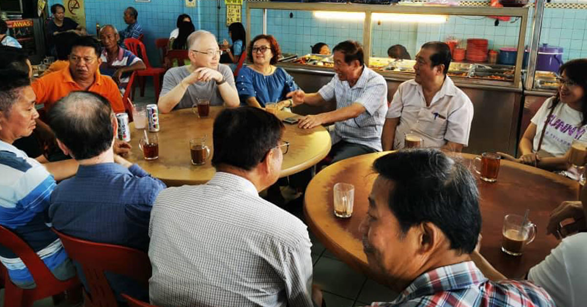 魏家祥到永平一家咖啡店与选民谈论补选结果。