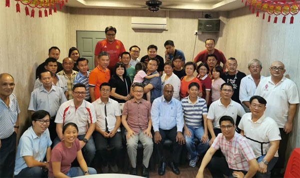 刘镇东（坐者左3）出席行动党丹绒比艾补选志工感恩会。