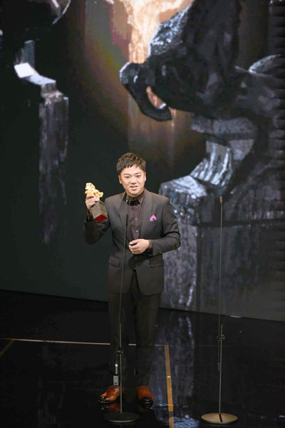 新加坡导演杨修华凭《幻土》拿下“最佳原着剧本”奖，他也是第一位获得本届金马奖的新加坡人。（图/金马执委会提供）