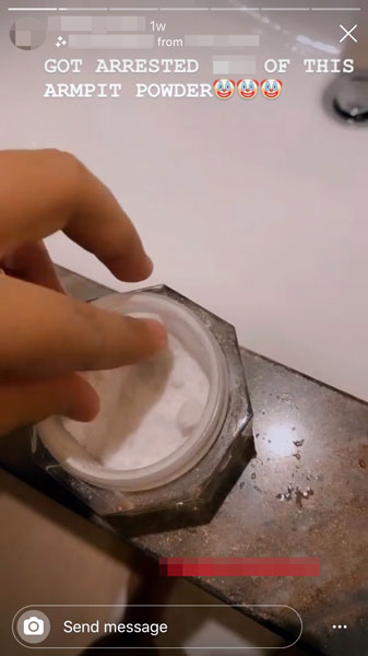 莎洛妮雅上载一张装有白色粉状的透明罐子，她称白色粉末是爽身粉。（取自Instagram）