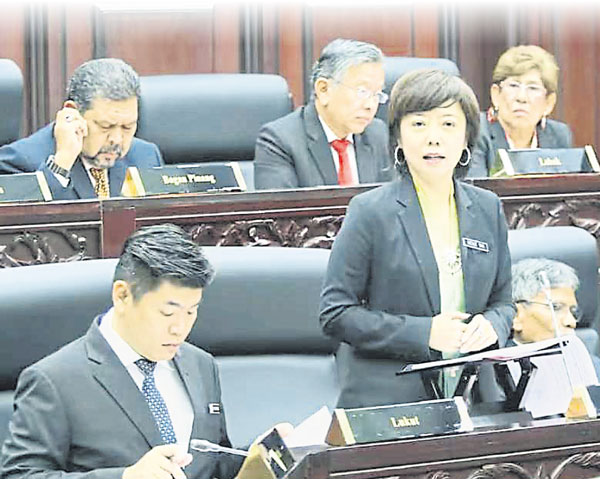 陈丽群在州议会回答口头问题时，公布被停止发放援助金的数据。