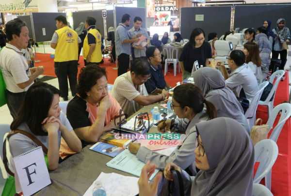 马六甲中央医院眼科部动员80多人，为民众提供验眼服务与谘询。