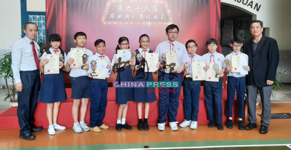 部分六年级成绩优异奖得主领奖，左为郑国华校长，右为宋德祥。