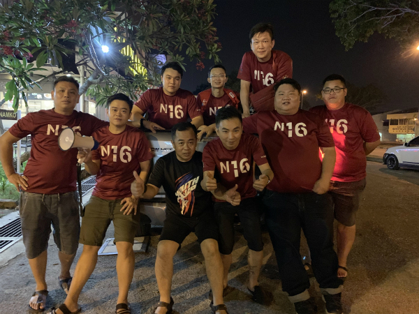 死者黄广翔（前排左）与爱极乐服务团队于9月协助派水时，穿上N16 T恤。