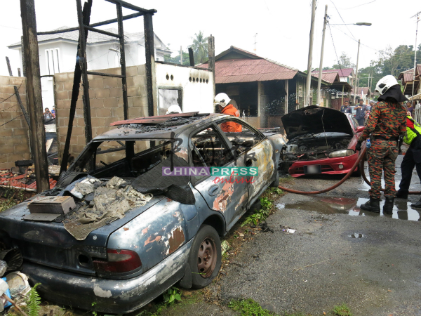 泊放在木屋旁的两辆轿车也被火神吞噬。