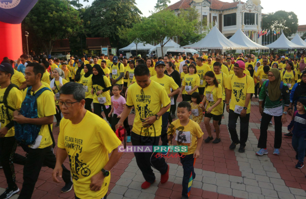 男女老少参与马六甲河慈善跑。