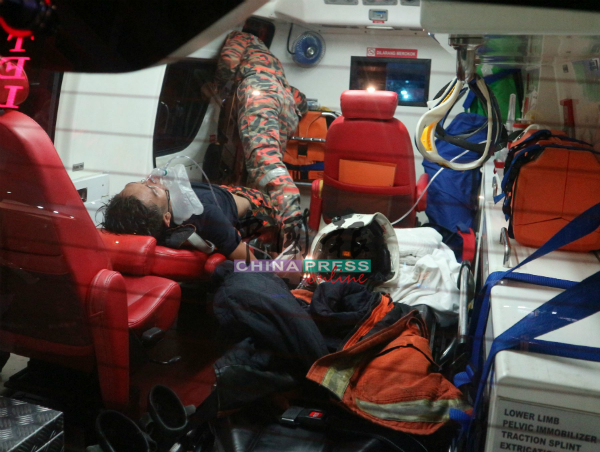 在救火过程中受伤的消拯员，被安排送院治疗。