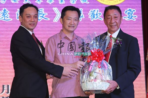 大会颁赠水果礼篮给予谢琪清（中），感激他代表交通部长主持开幕，左起为阙菘辉及丘德来。