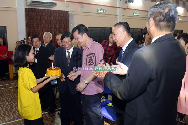 校方也在恳亲晚会上为谢琪清（右3）庆祝生日。
