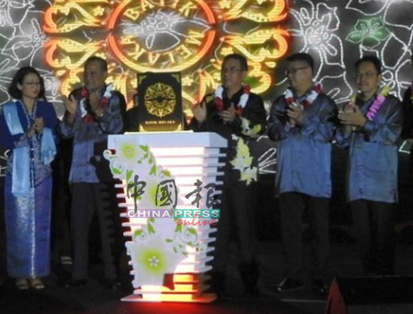 首长（右3）主持推介仪式，左起林秀凌、奥马嘉化及贾拉尼。