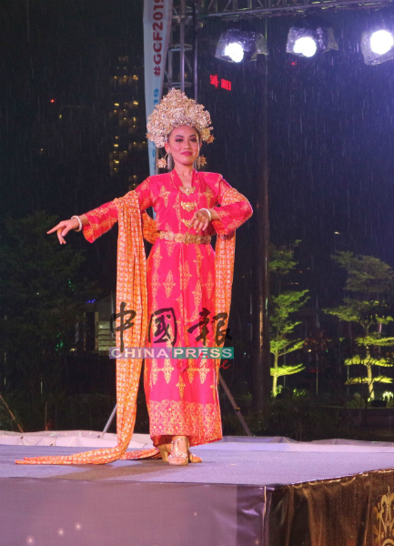 身穿马六甲峇迪的模特儿，向在场者展现马六甲峇迪的特色。