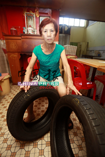 李玉兴指着史上最短命轮胎，才用了2天就被迫报销了。