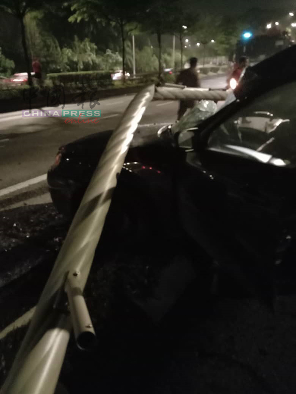 死者轿车失控猛撞路边灯柱。