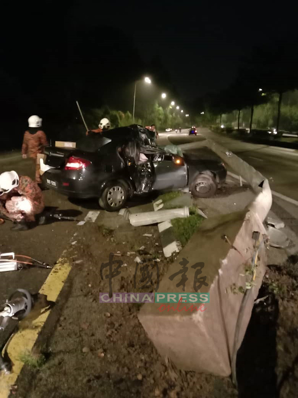 死者轿车猛撞灯柱，车身已毁坏不堪。