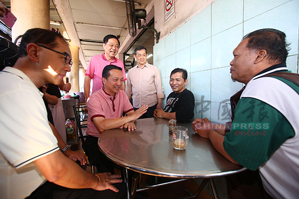 马汉顺（左起）、黄日升、陈勇鸣、林培兴在咖啡店与选民交流。