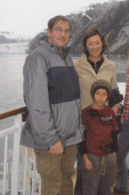 伯豪小时和父母合照。