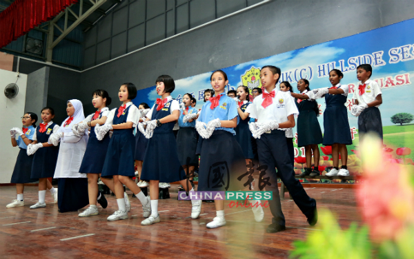 六年级学生献唱毕业歌，为六年的小学生涯作告别的表演。