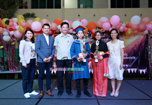 谢琪清（左3）颁奖予男女模范生，左起刘秀美、甘信荣及黄宝仪（右）。