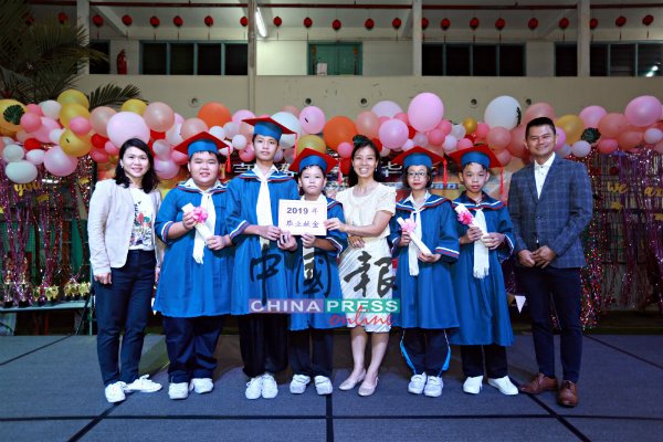 毕业生移交毕业献金给学校，由黄宝仪（右4）接领，右为甘信荣，左为刘秀美。