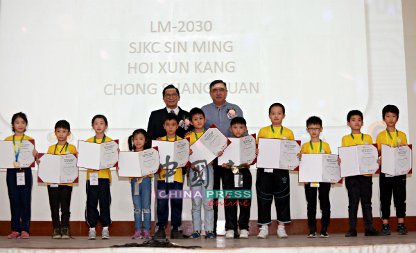 “第4届全方位STEM全国赛”吸引全国500名华小学生参与，优胜学生开心展示战绩。