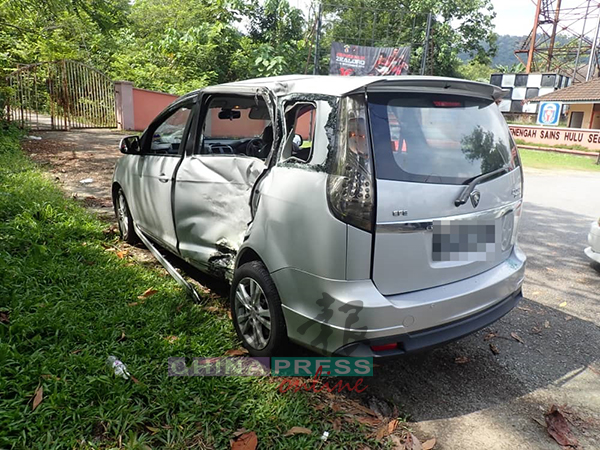 休旅车后部左边车门毁坏程度严重。