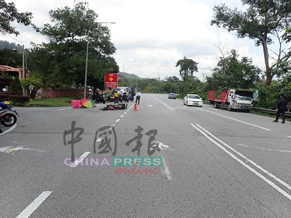 死者骑乘的摩哆,是在猛撞正要转入学校路口的休旅车后酿成悲剧。