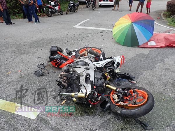 车祸后,死者骑乘的摩哆毁不成形。