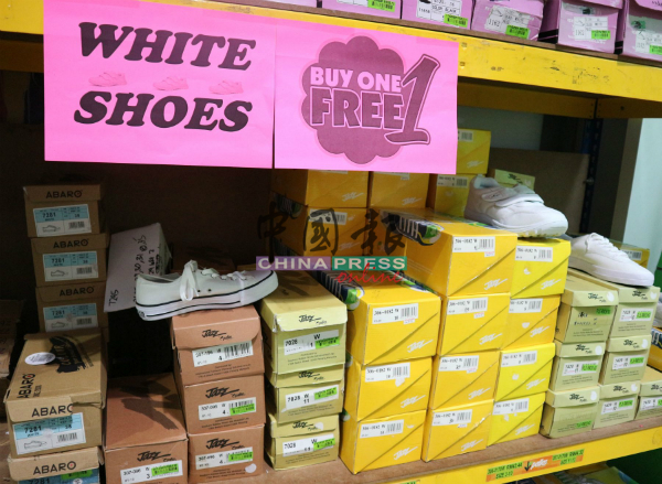 为促销白鞋，商家推出白鞋买一送一优惠。