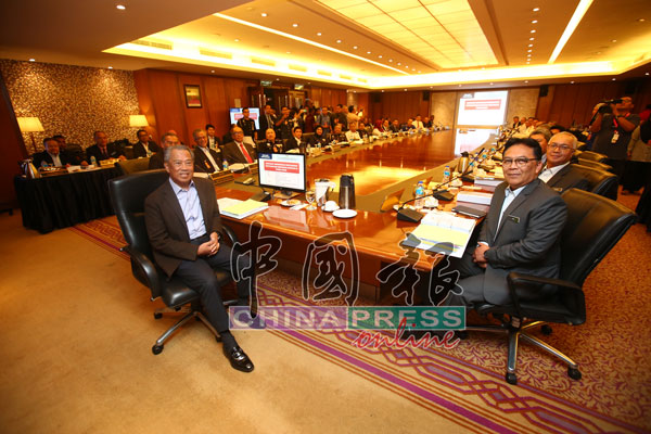 慕尤丁（前排左）主持柔新长堤堵塞特别委员会的首次会议。