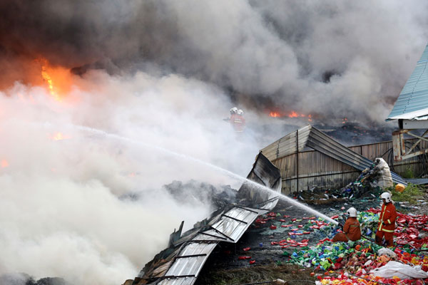 瓜拉沙花路一间塑料回收工厂发生严重大火，现场可见滚滚浓烟不断冒出。